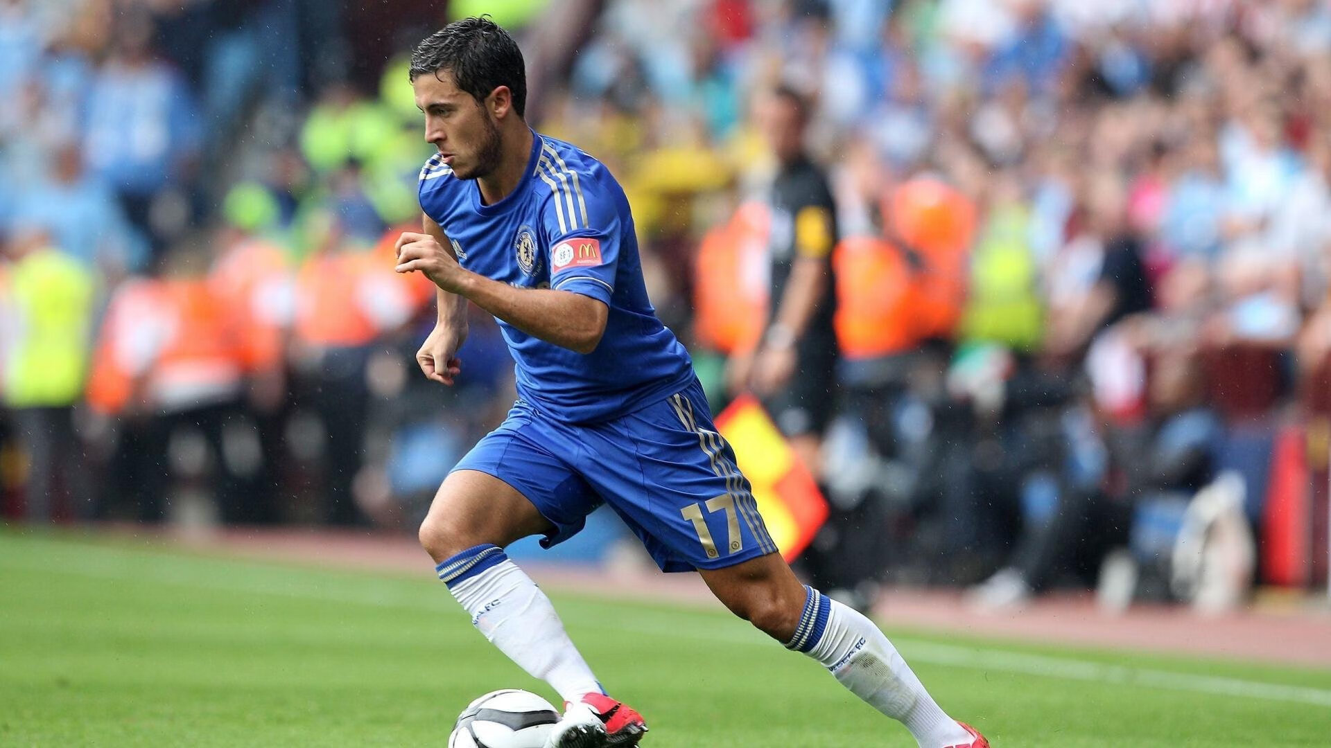 欧冠决赛夜,库里以三分雨入侵绿茵场